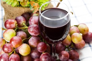 Red grapes and a glass of Grape juice